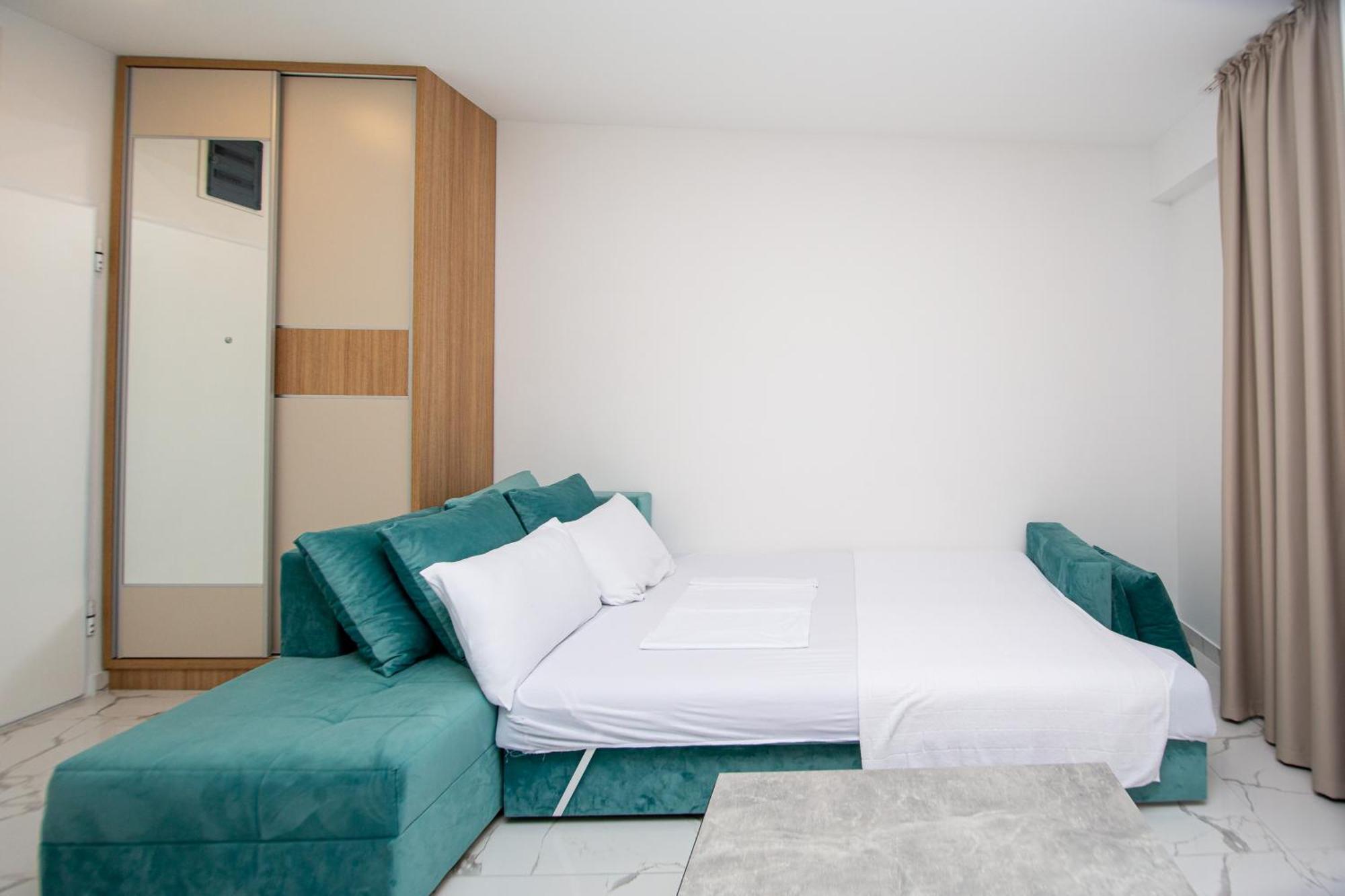 Aura Tower Aparments By In Property Rafailovici Kültér fotó