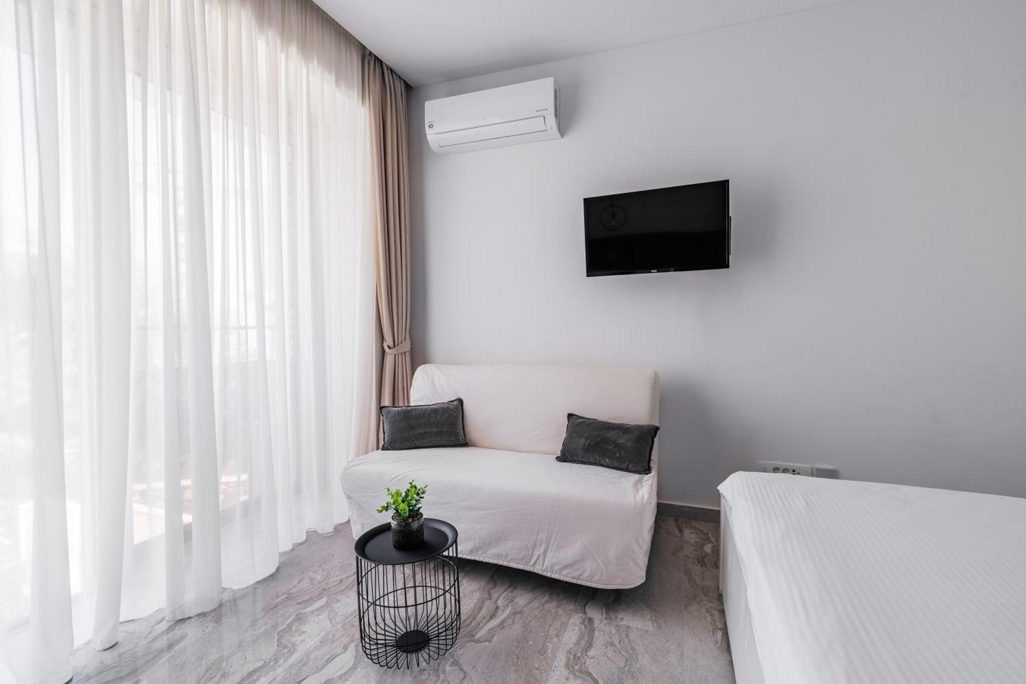 Aura Tower Aparments By In Property Rafailovici Kültér fotó